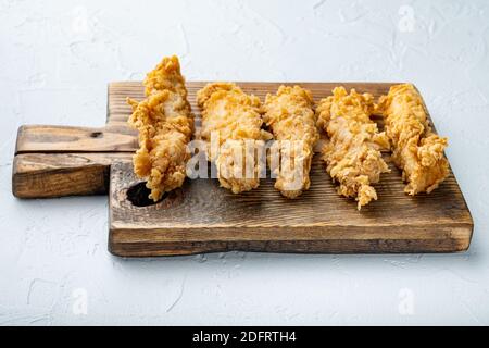 Tiefgebratenes knusprig-würziges Hühnerfleisch auf weißem Hintergrund. Stockfoto