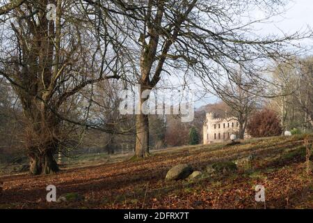 Eine Pastoralszene im Spätherbst / Frühwinter, mit den Ruinen des Bischofspalastes in Fetternear bei Kemnay in der Ferne Stockfoto