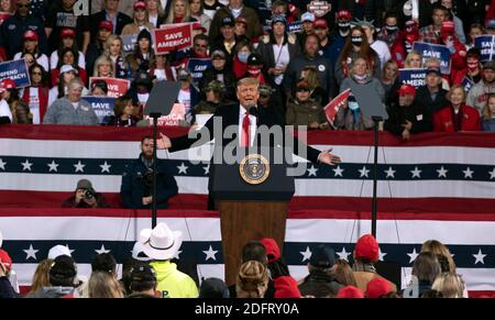 Valdosta, GA, USA. Dezember 2020. Tausende von Trump-Anhängern trafen sich in einer kleinen Stadt zur Georgia Victory Rally, um Unterstützung für Präsident Donald Trump und die beiden republikanischen amtierenden US-Senatoren Kelly Loeffler und David Perdue zu zeigen, die demokratischen Herausforderern in einer Sonderlaufwahl am 5. Januar 2021 gegenüberstehen. Die Wahl könnte die Kontrolle des US-Senats entscheiden. Quelle: Robin Rayne/ZUMA Wire/Alamy Live News Stockfoto