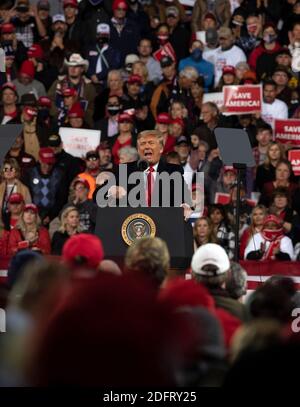 Valdosta, GA, USA. Dezember 2020. Tausende von Trump-Anhängern trafen sich in einer kleinen Stadt zur Georgia Victory Rally, um Unterstützung für Präsident Donald Trump und die beiden republikanischen amtierenden US-Senatoren Kelly Loeffler und David Perdue zu zeigen, die demokratischen Herausforderern in einer Sonderlaufwahl am 5. Januar 2021 gegenüberstehen. Die Wahl könnte die Kontrolle des US-Senats entscheiden. Quelle: Robin Rayne/ZUMA Wire/Alamy Live News Stockfoto