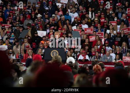 Valdosta, GA, USA. Dezember 2020. Tausende von Trump-Anhängern trafen sich in einer kleinen Stadt zur Georgia Victory Rally, um Unterstützung für Präsident Donald Trump und die beiden republikanischen amtierenden US-Senatoren Kelly Loeffler und David Perdue zu zeigen, die demokratischen Herausforderern in einer Sonderlaufwahl am 5. Januar 2021 gegenüberstehen. Die Wahl könnte die Kontrolle des US-Senats entscheiden. Quelle: Robin Rayne/ZUMA Wire/Alamy Live News Stockfoto