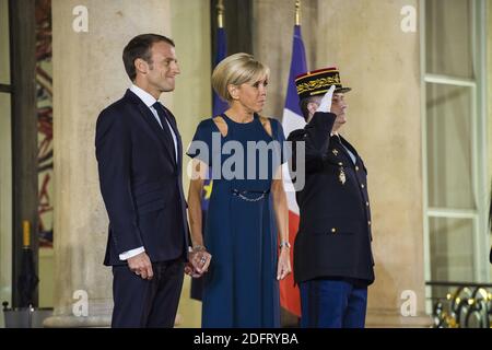 Der französische Präsident Emmanuel Macron (2. Dezember), seine Frau Brigitte Macron (L), der südkoreanische Präsident Moon Jae-in (2. R) und seine Frau Kim Jung-sook (R) posieren vor einem Staatsessen im Präsidentenpalast Elysee in Paris am 15. Oktober 2018. Foto von Eliot Blondt/ABACAPRESS.COM Stockfoto