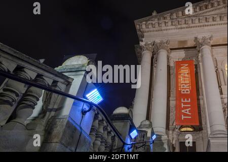 LondonUK - 17 Nov 2020: Der Haupteingang zur Tate Britain bei Nacht Stockfoto