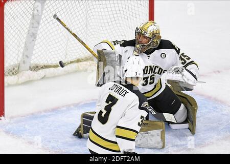 6. Dezember 2020 Western Michigan Broncos Torhüter Alex Aslanidis (35) blockiert einen Schuss während eines NCAA D1 Männer-Hockey-Spiel zwischen der University of North Dakota kämpfen Hawks und der Western Michigan Broncos in Baxter Arena in Omaha NE, Heimat des NCHC ''Pod'', wo die ersten 38 .National Collegiate Hockey Conference Spiele unter sicheren Bedingungen gespielt werden, um vor Covid-19 zu schützen. North Dakota gewann 8:2. Foto von Russell Hons/CSM Stockfoto