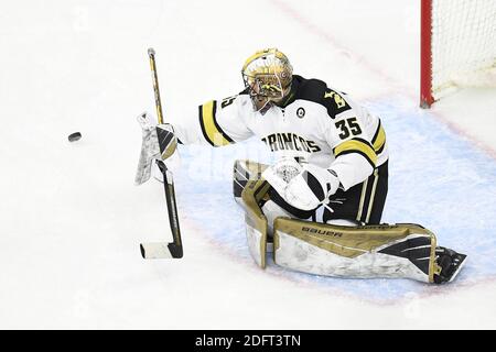 6. Dezember 2020 Western Michigan Broncos Torhüter Alex Aslanidis (35) macht eine Rettung während eines NCAA D1 Männer Hockey Spiel zwischen der University of North Dakota kämpfen Hawks und der Western Michigan Broncos in Baxter Arena in Omaha NE, Heimat des NCHC ''Pod'', wo die ersten 38 .National Collegiate Hockey Conference Spiele unter sicheren Bedingungen gespielt werden, um vor Covid-19 zu schützen. North Dakota gewann 8:2. Foto von Russell Hons/CSM Stockfoto