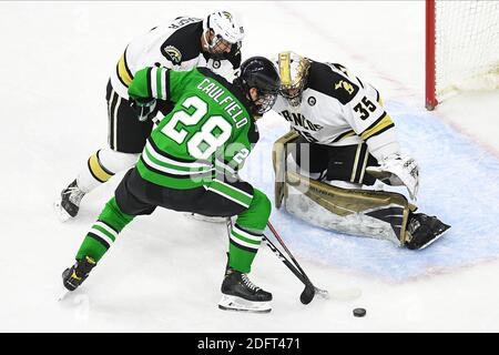 Dezember 2020 North Dakota Kampf Hawks vorne Judd Caulfield (28) und Western Michigan Broncos Verteidiger Daniel Hilsendager (15) Kampf um den Puck vor Western Michigan Broncos Torhüter Alex Aslanidis (35) während eines NCAA D1 Männer Hockey-Spiel zwischen der University of North Dakota Kampf Hawks und der Western Michigan Broncos in der Baxter Arena in Omaha NE, Heimat des NCHC ''Pod'', wo die ersten 38 .National Collegiate Hockey Conference Spiele unter sicheren Bedingungen gespielt werden, um vor Covid-19 zu schützen. North Dakota gewann 8:2. Foto von Russell Hons/CSM. Stockfoto