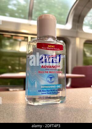 Nahaufnahme einer kleinen Flasche Purell Handdesinfektionsmittel auf einem Tisch im Loungewagen eines Amtrak-Passagierzuges. Stockfoto