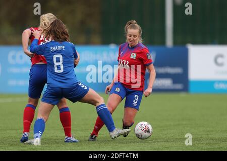 DURHAM, ENGLAND. 6. DEZEMBER Charlotte Newsham von Blackburn Rovers in Aktion mit Molly Sharpe von Durham Women während des FA Women's Championship Matches zwischen dem Durham Women FC und Blackburn Rovers im Maiden Castle, Durham City am Sonntag, 6. Dezember 2020. (Kredit: Mark Fletcher, Mi News) Kredit: MI Nachrichten & Sport /Alamy Live Nachrichten Stockfoto