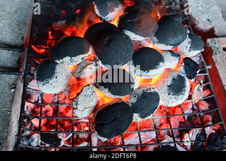 Emder unter Grill, halbglühende Kohle Briketts auf Grill, bbq Vorbereitung fast fertig; horizontale Ausrichtung Stockfoto