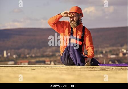 Man Dachfläche. Professionelles Master Repair Dach. Einbau des Flachdachs. Dachdecker beim Bau eines neuen Dachs. Schätzen Sie den Materialbedarf für Projekte. Installation von Dachmaterialien Wärmedämmung. Stockfoto