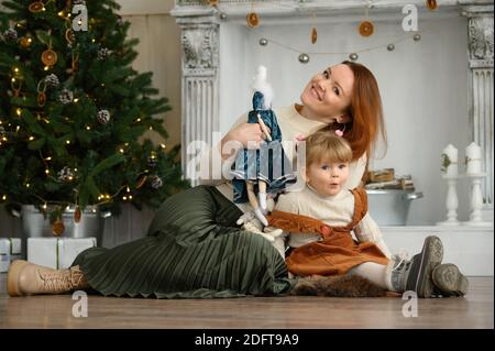 Familienportrait, glückliche Mutter und Tochter zur Weihnachtszeit Stockfoto