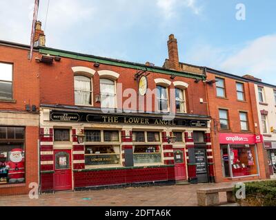 Lower Angel öffentliches Haus in Warrington Stadtzentrum mit Türen Ein- und Ausgehen aufgrund der Coronavirus-Pandemie Stockfoto