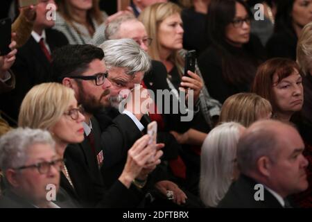 WASHINGTON, DC - 25. OKTOBER: (AFP OUT) Überlebende und Familienangehörige des Angriffs auf die Beiruter Kasernen aus dem Jahr 1983 nehmen an einer 35. Gedenkfeier des Angriffs im Ostsaal des Weißen Hauses am 25. Oktober 2018 in Washington, DC Teil. Am 23. Oktober 1983 schlugen zwei LKW-Bomben auf die Gebäude, in denen multinationale Streitkräfte im Libanon (MNF) Friedenstruppen untergebracht waren, und töteten 241 US-amerikanische und 58 französische Friedenstruppen und 6 Zivilisten. Foto von Chip Somodevilla/ABACAPRESS.COM Stockfoto