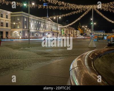 Helsinki / Finnland - 6. Dezember 2020: Blick auf die Innenstadt von Helsinki, um den finnischen Unabhängigkeitstag während der Pandemie Covid-19 zu feiern. Stockfoto