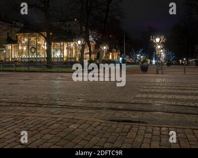 Helsinki / Finnland - 6. Dezember 2020: Die Stadt Helsinki schmückte die Innenstadt der Esplanade mit traditionellen Weihnachtsdekorationen. Stockfoto