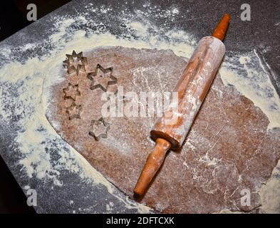 Ausstechformen in Form von Sternen und einer Teigwalze Flach auf gerolltem Gebäck zu Weihnachten legen Stockfoto