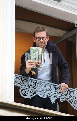 Der französische Schriftsteller Nicolas Mathieu posiert mit seinem Buch "Leurs enfants apres eux", nachdem er am 7. November 2018 in Paris den Prix Goncourt, Frankreichs größten Literaturpreis, gewonnen hatte. Foto von Nasser Berzane/ABACAPRESS.COM Stockfoto