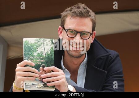 Der französische Schriftsteller Nicolas Mathieu posiert mit seinem Buch "Leurs enfants apres eux", nachdem er am 7. November 2018 in Paris den Prix Goncourt, Frankreichs größten Literaturpreis, gewonnen hatte. Foto von Nasser Berzane/ABACAPRESS.COM Stockfoto