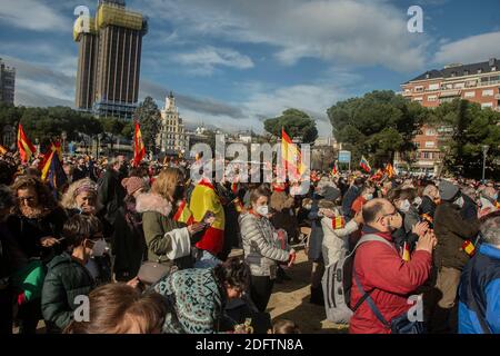 Heute am Tag der Verfassung ruft die rechtsextreme Partei VOX dazu auf, die Straßen zu füllen, gegen die "verräterische Regierung" von Pedro Sánchez, die gegen die verfassungsmäßige Ordnung "angreift" und zur Verteidigung Spaniens, des Königs und der Freiheit der Spanier. Die von Santiago Abascal geführte Partei bestätigte diesen Montag den Aufruf zur Konzentration vor den Rathäuser ganz Spaniens, an dem das Referendum von 1978, in dem die aktuelle Magna Carta verabschiedet wurde, gedenkt wird. An dem Akt nahmen der Ausbildungsleiter in Barcelona und der Generalsekretär der Partei, Javier Ortega Smith, Teil Stockfoto