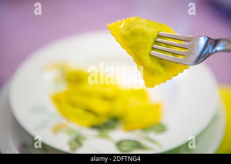 Hausgemachte italienische Ravioli Stockfoto