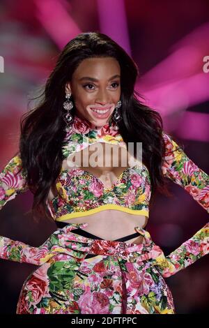 Winnie Harlow läuft während der Victoria's Secret Fashion Show 2018 am Pier 94 am 8. November 2018 in New York City über die Landebahn. Foto von Lionel Hahn/ABACAPRESS.COM Stockfoto