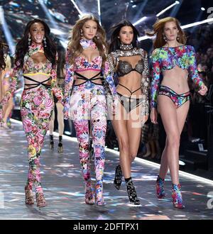 Barbara Palvin, Yasmin Wijnaldum, Winnie Harlow, Gigi Hadid, Kendall Jenner, Alexina Graham gehen während der Victoria's Secret Fashion Show 2018 am Pier 94 am 8. November 2018 in New York City auf die Piste. Foto von Lionel Hahn/ABACAPRESS.COM Stockfoto