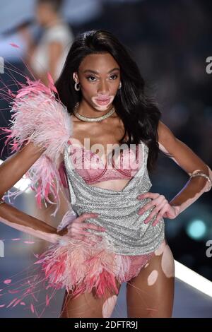 Winnie Harlow läuft während der Victoria's Secret Fashion Show 2018 am Pier 94 am 8. November 2018 in New York City über die Landebahn. Foto von Lionel Hahn/ABACAPRESS.COM Stockfoto