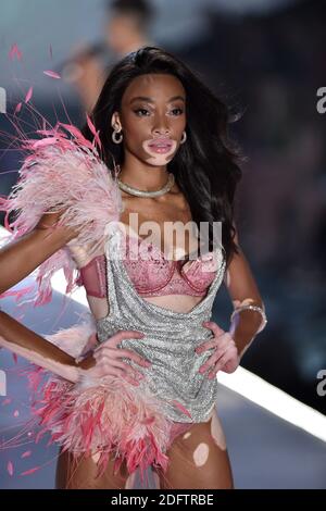 Winnie Harlow läuft während der Victoria's Secret Fashion Show 2018 am Pier 94 am 8. November 2018 in New York City über die Landebahn. Foto von Lionel Hahn/ABACAPRESS.COM Stockfoto