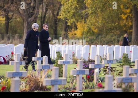 Die britische Premierministerin Theresa May spricht mit dem französischen Präsidenten Emmanuel Macron, der am 9. November 2018 das Thiepval Memorial in Thiepval, Nordfrankreich, besucht. Foto von ELIOT BLONDT/ABACAPRESS.COM Stockfoto