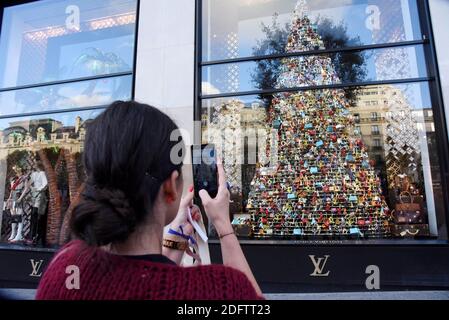 Ein Weihnachtsbaum aus Louis Vuitton Artikeln ist im Fenster des Flagship-Stores der Luxusmarke für die Weihnachtszeit auf den Champs Elysees in Paris, Frankreich, am 9. November 2018 zu sehen. Foto von Alain Apaydin/ABACAPRESS.COM Stockfoto