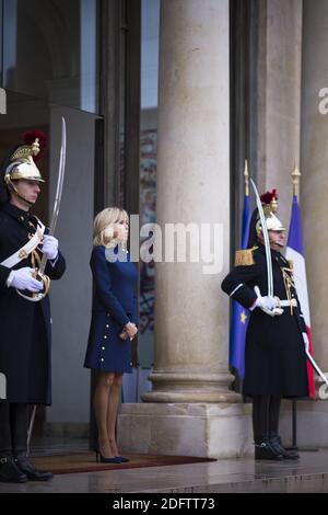 DIE US-First Lady Melania Trump wird von der Ehefrau des französischen Präsidenten Brigitte Macron vor ihrem Treffen am 10. November 2018 im Elysée-Palast in Paris am Rande der gedenkfeiern zum 100. Jahrestag des Waffenstillstands vom 11. November 1918 begrüßt, mit dem der erste Weltkrieg beendet wurde.Foto: Eliot Blondt/ABACAPRESS.COM Stockfoto