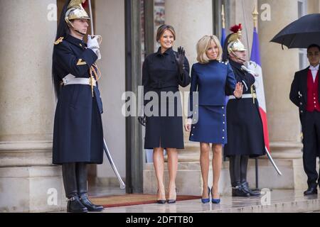 DIE US-First Lady Melania Trump wird von der Ehefrau des französischen Präsidenten Brigitte Macron vor ihrem Treffen am 10. November 2018 im Elysée-Palast in Paris am Rande der gedenkfeiern zum 100. Jahrestag des Waffenstillstands vom 11. November 1918 begrüßt, mit dem der erste Weltkrieg beendet wurde.Foto: Eliot Blondt/ABACAPRESS.COM Stockfoto