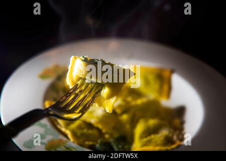 Halb hausgemachte Ravioli auf einer Gabel Stockfoto