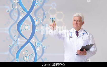 Reife männliche Arzt mit virtuellen Bildschirm auf grauem Hintergrund. Konzept moderner Technologien in der Medizin Stockfoto