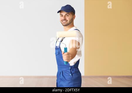 Junger Maler, der im Zimmer repariert Stockfoto