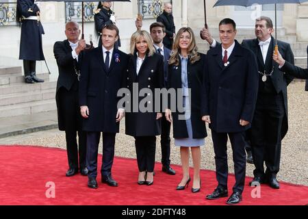 Der französische Präsident Emmanuel Macron und seine Frau Brigitte Macron begrüßen am 11. november 2018 Spaniens Premierminister Pedro Sanchez und seine Frau Maria Begona Gomez Fernandez im Elysée-Palast in Paris, Frankreich. Foto von Thibaud Moritz/ ABACAPRESS.COM Stockfoto