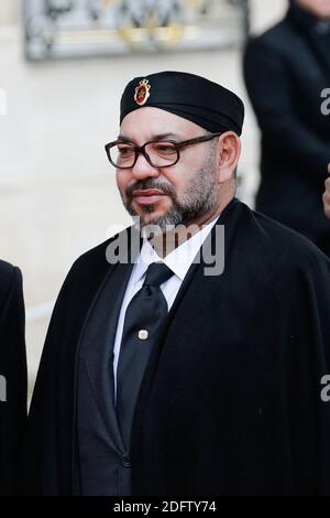 Der marokkanische König Mohammed VI. Und der marokkanische Prinz Moulay Hassan werden im Elysee-Palast vom französischen Präsidenten Emmanuel Macron und seiner Frau Brigitte Macron begrüßt, bevor er am 11. November 2018 in Paris zur Feier des hundertjährigen Waffenstillstands von 1918 im Triumphbogen geht. Frankreich. Foto von Thibaud MORITZ ABACAPRESS.COM Stockfoto