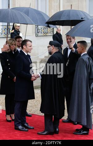 Der marokkanische König Mohammed VI. Und der marokkanische Prinz Moulay Hassan werden im Elysee-Palast vom französischen Präsidenten Emmanuel Macron und seiner Frau Brigitte Macron begrüßt, bevor er am 11. November 2018 in Paris zur Feier des hundertjährigen Waffenstillstands von 1918 im Triumphbogen geht. Frankreich. Foto von Thibaud MORITZ ABACAPRESS.COM Stockfoto