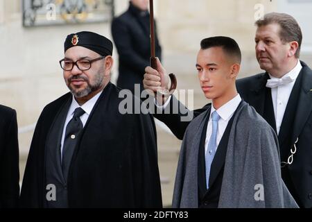 Der marokkanische König Mohammed VI. Und der marokkanische Prinz Moulay Hassan werden im Elysee-Palast vom französischen Präsidenten Emmanuel Macron und seiner Frau Brigitte Macron begrüßt, bevor er am 11. November 2018 in Paris zur Feier des hundertjährigen Waffenstillstands von 1918 im Triumphbogen geht. Frankreich. Foto von Thibaud MORITZ ABACAPRESS.COM Stockfoto