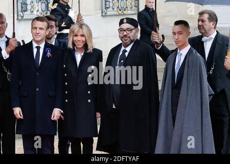 Der marokkanische König Mohammed VI. Und der marokkanische Prinz Moulay Hassan werden im Elysee-Palast vom französischen Präsidenten Emmanuel Macron und seiner Frau Brigitte Macron begrüßt, bevor er am 11. November 2018 in Paris zur Feier des hundertjährigen Waffenstillstands von 1918 im Triumphbogen geht. Frankreich. Foto von Thibaud MORITZ ABACAPRESS.COM Stockfoto