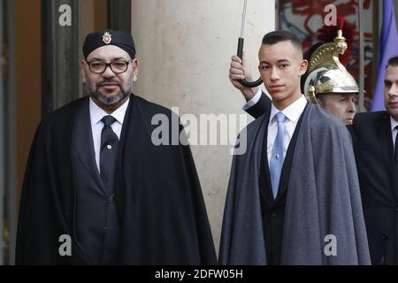 Der französische Präsident Emmanuel Macron und seine Frau Brigitte begrüßen den marokkanischen König Mohammed VI. Und den Sohn Kronprinz Moulay El Hassan, der am 1918. November 2018 zu einem Staatsessen im Elysee-Palast in Paris, Frankreich, eintrifft. Foto von Henri Szwarc/ABACAPRESS.COM Stockfoto