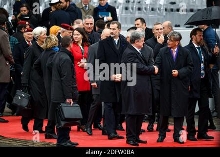 König Felipe VI. Von Spanien (Mitte) verlässt den Triumphbogen nach einer Zeremonie, bei der Staatschefs um den französischen Präsidenten Emmanuel Macron zum Gedenken an das 100. Jahr des Endes des Ersten Weltkriegs am 11. November 2018 in Paris, Frankreich, zusammentragen. Foto von Ammar Abd Rabbo/ABACAPRESS.COM Stockfoto