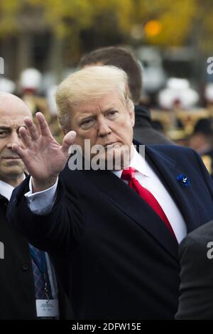 US-Präsident Donald Trump (Gesten) verlässt am 11. November 2018 eine Zeremonie im Arc de Triomphe in Paris.Foto: ELIOT BLONDT/ABACAPRESS.COM Stockfoto