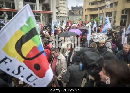 Die französischen Gewerkschaften fordern heute den landesweiten Streik, um die Abschaffung von Stellen im nationalen Bildungssystem in Frankreich anzuprangern. Die FSU, die CGT, die UNSA-Gewerkschaften und die Eltern der CIPF-Schüler mit 450 Lehrern und Lehrkräften demonstrierten am Montagmorgen in den Straßen von Pau, in Pau, Frankreich, am 12. November 2018 in Anwesenheit der FSU, der CGT, der UNSA-Gewerkschaften und der Eltern der CIPF-Schüler. Auch Gewerkschafter der CFDT, FO und der katholischen Privatbildung (SPELC) schlossen sich der Bewegung an. Foto von Top Quentin/ABACAPRESS.COM Stockfoto