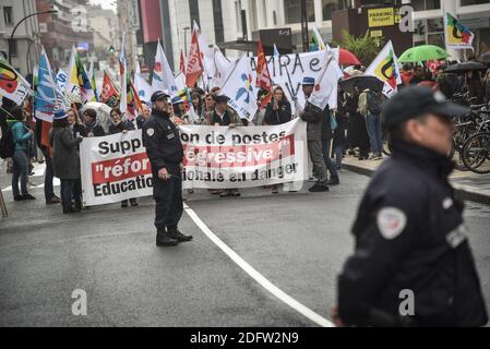 Die französischen Gewerkschaften fordern heute den landesweiten Streik, um die Abschaffung von Stellen im nationalen Bildungssystem in Frankreich anzuprangern. Die FSU, die CGT, die UNSA-Gewerkschaften und die Eltern der CIPF-Schüler mit 450 Lehrern und Lehrkräften demonstrierten am Montagmorgen in den Straßen von Pau, in Pau, Frankreich, am 12. November 2018 in Anwesenheit der FSU, der CGT, der UNSA-Gewerkschaften und der Eltern der CIPF-Schüler. Auch Gewerkschafter der CFDT, FO und der katholischen Privatbildung (SPELC) schlossen sich der Bewegung an. Foto von Top Quentin/ABACAPRESS.COM Stockfoto