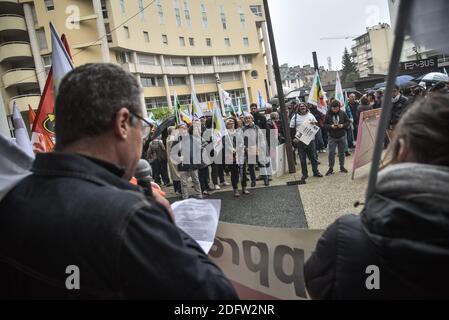 Die französischen Gewerkschaften fordern heute den landesweiten Streik, um die Abschaffung von Stellen im nationalen Bildungssystem in Frankreich anzuprangern. Die FSU, die CGT, die UNSA-Gewerkschaften und die Eltern der CIPF-Schüler mit 450 Lehrern und Lehrkräften demonstrierten am Montagmorgen in den Straßen von Pau, in Pau, Frankreich, am 12. November 2018 in Anwesenheit der FSU, der CGT, der UNSA-Gewerkschaften und der Eltern der CIPF-Schüler. Auch Gewerkschafter der CFDT, FO und der katholischen Privatbildung (SPELC) schlossen sich der Bewegung an. Foto von Top Quentin/ABACAPRESS.COM Stockfoto