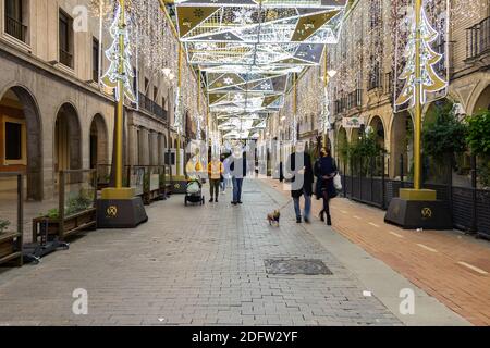 Huelva, Spanien - 5. Dezember 2020: Weihnachtsdekoration im Zentrum von Huelva, Andalusien, Spanien Stockfoto