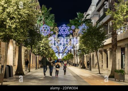 Huelva, Spanien - 5. Dezember 2020: Weihnachtsdekoration im Zentrum von Huelva, Andalusien, Spanien Stockfoto