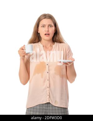 Gestresste junge Frau mit Kaffeeflecken auf ihrem Hemd Weißer Hintergrund Stockfoto