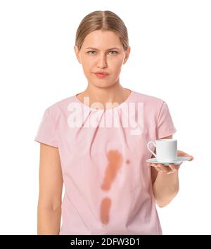Junge Frau mit Kaffeeflecken auf ihrem T-Shirt auf Weiß Hintergrund Stockfoto